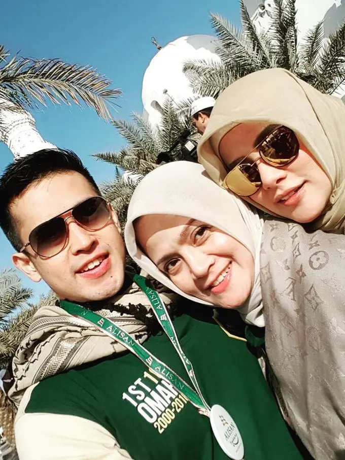 6 Potret Eks Ibu Mertua Olla Ramlan yang Awet Muda, Dikira Istri Baru Aufar Hutapea