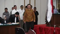 Terdakwa kasus penistaan agama, Basuki Tjahaja Purnama (Ahok) memasuki ruang persidangan di Auditorium Kementerian Pertanian, Jakarta, Senin (24/1). (Liputan6.com/Faizal Fanani/Pool)