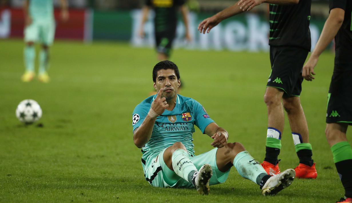 Luis Suarez  melakukan protes kepada wasit saat dijatuhkan pemain  Borussia Moenchengladbach pada liga Champions di Borussia Park, Jerman (Kamis (29/9/2016) dini hari WIB. (AFP/Odd Andersen)