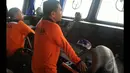 TNI Basarnas tengah melakukan pemantauan dalam upaya pencarian pesawat AirAsia di perairan sekitar Belitung Timur, Senin (29/12/2014). (Liputan6.com/Putu Merta Surya Putra)