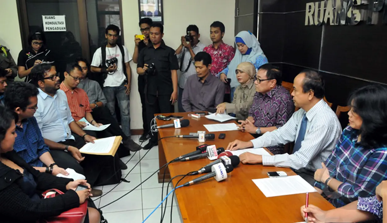 KontraS saat mendatangi Komnas HAM terkait penangkapan secara sewenang-wenang terhadap Bambang Widjajanto, Jakarta, Senin (26/1/2015). (Liputan6.com/Panji Diksana)