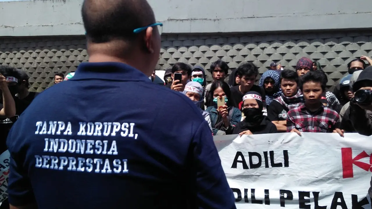 Kepala Seksi Penerangan Hukum Kejati Sulsel, Salahuddin tampak menerima aspirasi para pengunjuk rasa yang berdemo di hari anti korupsi sedunia tahun 2018 (Liputan6.com/ Eka Hakim)
