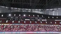 Suasana Jakarta International Stadium (JIS) saat dihiasi flashlight suporter di jeda babak pertama dan kedua Amerika Serikat vs Prancis pada Sabtu (18/11/2023).