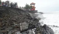 Pantai wisata di Kebumen rusak lantaran terjangan gelombang tinggi. (Foto: Liputan6.com/BPBD KBM/Muhamad Ridlo)