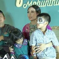 Ayu Dewi mengungkapkan makna simbol pisang dan baju khas Gorontalo yang dipakainya.