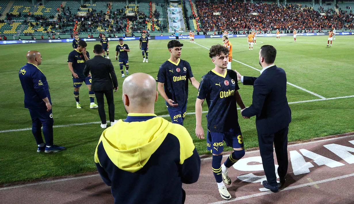 Fenerbahce melakukan aksi WO (Walk Out) saat laga final Piala Super Turki melawan Galatasaray di Stadion Sanliurfa GAP, Sanliurfa, Turki, Senin (08/04/2024) dini hari WIB. (AFP/Dia Images)