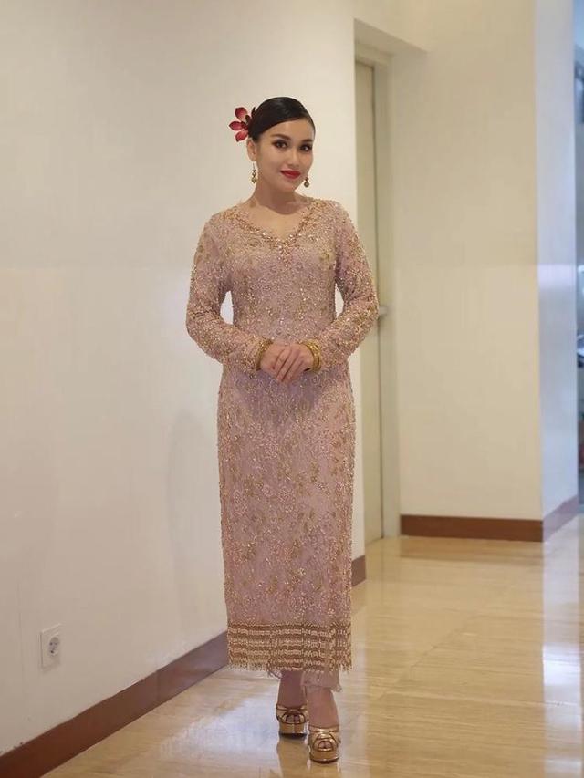 8 Pesona Cantik Ayu Ting Ting Pakai Baju Kurung Melayu, Banjir Pujian Warganet