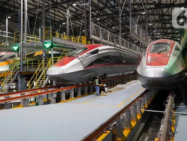 Petugas mengecek rangkaian Kereta Cepat Jakarta-Bandung (KCJB) yang telah tiba di Depo Tegalluar, Kabupaten Bandung, Jawa Barat, Rabu (17/5/2023). (Liputan6.com/Herman Zakharia)