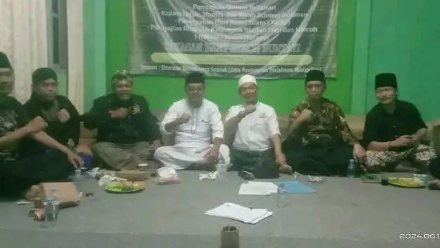 Para kiai, ustaz dan ajengan pengasuh pondok pesantren (Ponpes) yang tergabung dalam Perjuangan Walisongo Indonesia dan Laskar Sabilillah (PWI - LS), mendukung pengungkapan polemik nasab Ba'Alawi para Habaib di Indonesia. (Liputan6.com/Jayadi Supriadin)
