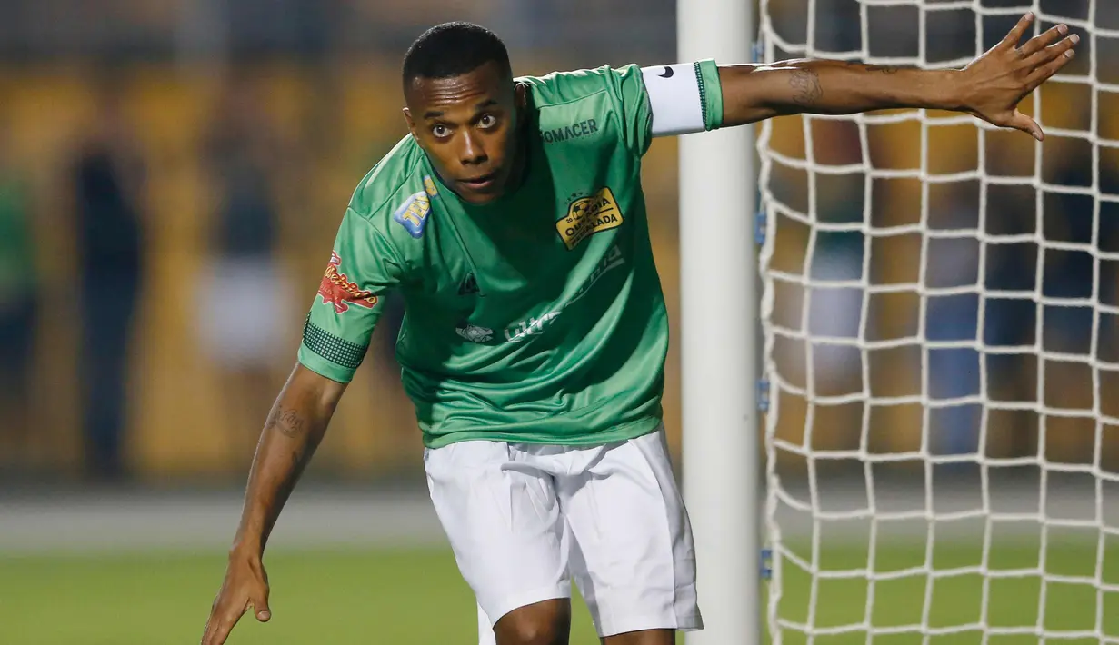 Robinho berselebrasi saat pertandingan persahabatan pada 22 Desember 2016.  Diketahui Wanita tersebut ketika itu masih berusia 22 tahun, secara beramai-ramai dipermokasa oleh Robinho pada 2013 lalu. (AP Photo / Nelson Antoine, FILE)