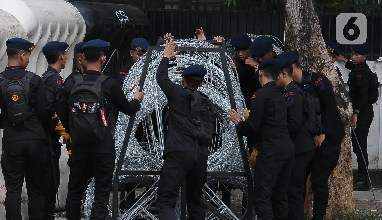 Petugas juga menyiapkan kawat berduri sebagai antisipasi. (merdeka.com/Imam Buhori)