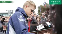 Pebalap Sauber asal Swedia, Marcus Ericsson, melayani permintaan tanda tangan penggemarnya saat berada pada area fan zone jelang GP Australia di Sirkuit Albert Park, Melbourne, Sabtu (19/3/2016). (Bola.com/Yus Mei Sawitri)