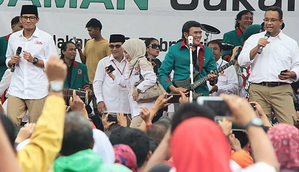 Tidak hanya Raffi Ahmad dan Nagita Slavina. Rhoma Irama ikut terlihat dalam acara kampanye. "Bang Haji Rhoma pada gitar, Mas @aniesbaswedan & saya pada vokal. Perkenalkan kami adalah SONE..KAT!," Sandiaga (dok. Instagram)