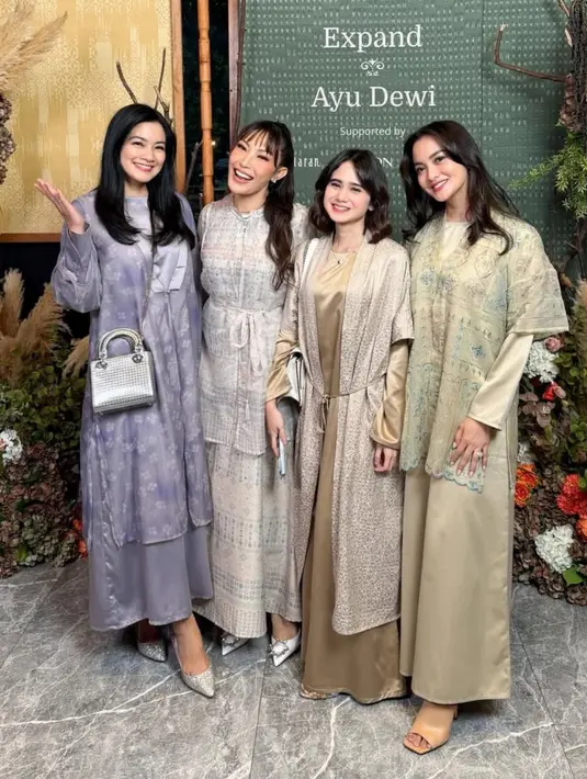 Titi Kamal juga tampil mengenakan dress ungu yang serasi dengan Syahnaz dipadukan sling bag Dior abu-abu senada dengan silleto heelsnya. [@mrsayudewi]