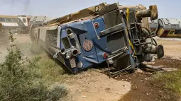 Dua orang tewas dan 34 lainnya luka-luka ketika  kereta penumpang semalam keluar jalur dan terbalik di Tunisia timur pada hari Rabu, 21 Juni 2023 kata perusahaan kereta SNCFT milik negara.(AFP/Bechir Taieb)