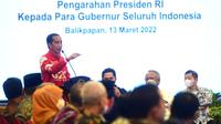 Presiden Jokowi memberikan sejumlah arahan kepada para gubernur se-Indonesia, di Hotel Novotel, Balikpapan, Kaltim, Minggu (13/03/2022). (Foto: BPMI Setpres/Muchlis Jr)