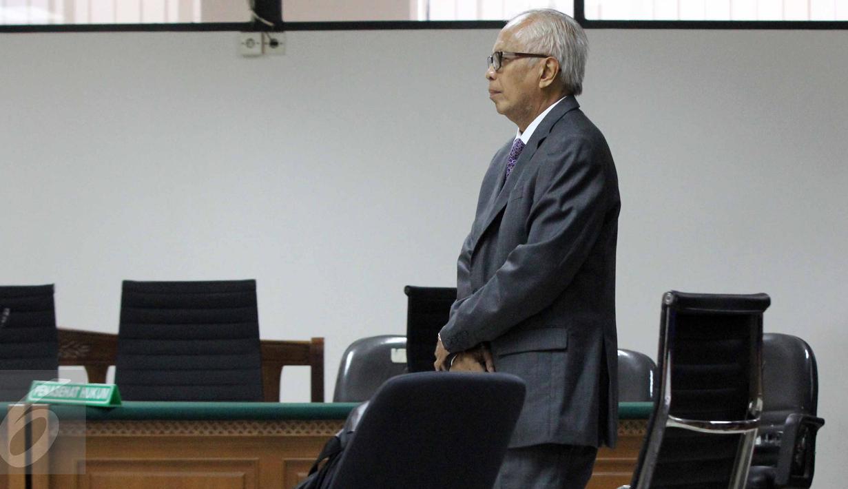 Terdakwa kasus suap hakim PTUN Medan, OC Kaligis saat akan menjalani sidang pembacaan dakwaan di Pengadilan Tipikor, Jakarta, Kamis (27/8/2015). Majelis hakim kembali menunda sidang hingga 31 Agustus mendatang. (Liputan6.com/Helmi Afandi)