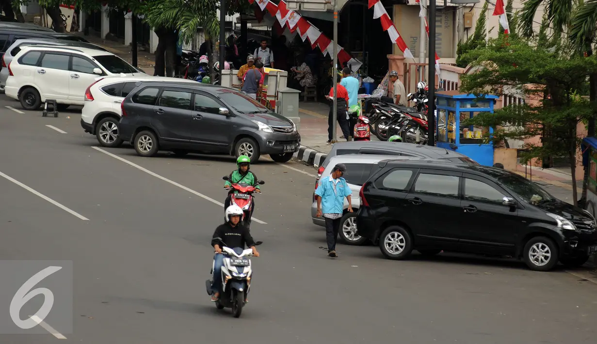 Sejumlah kendaraan terparkir di badan Jalan Kramat Raya, Jakarta, Senin (8/8). Pemprov DKI Jakarta melalui Dinas Perhubungan dan Transportasi (Dishubtrans) akan mengambil alih semua pengelolaan parkir on street. (Liputan6.com/Helmi Fithriansyah)