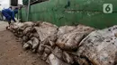 Seorang pekerja mengerjakan perbaikan turap Kali Baru, Jakarta, Selasa (16/11/2021). Perbaikan turap sebagai antisipasi meluapnya aliran air yang menyebabkan banjir di kawasan tersebut. (Liputan6.com/Johan Tallo)