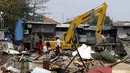 Pemukiman di kawasan Pusat Pengelola Kawasan Kemayoran (PPKK) atau biasa dikenal Gang Laler dibongkar Satpol PP, Jakarta, Selasa (6/10/2015). Sekitar 400 kepala keluarga kehilangan tempat tinggal, pasca penertiban tersebut. (Liputan6.com/Yoppy Renato)