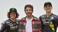 Valentino Rossi (tengah) bersama dua pembalap tim Mooney VR46 Racing Team di MotoGP 2023. (Twitter/Mooney VR46 Racing Team)