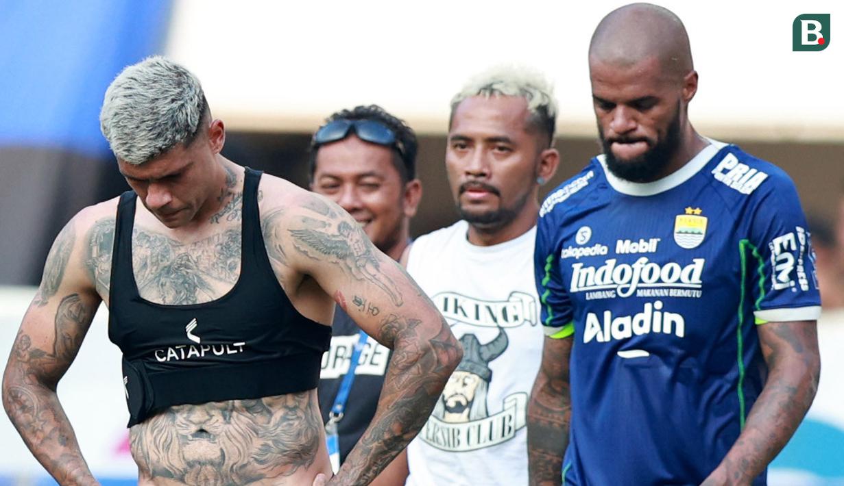 Pemain Persib Bandung, Ciro Alves dan David da Silva, tertunduk lesu setelah dikalahkan Persik Kediri pada laga BRI Liga 1 2022/2023 di Stadion Pakansari, Bogor, Rabu (8/3/2023). (Bola.com/M Iqbal Ichsan)