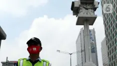 Petugas Transjakarta berdiri di perempatan Bank Indonesia jalan MH Thamrin, Jakarta, Senin (17/8/2020). Dalam rangka HUT ke-75 tahun Kemerdekaan Indonesia, masyarakat menghentikan aktivitas selama tiga menit sebagai bentuk penghormatan detik-detik proklamasi. (Liputan6.com/Helmi Fithriansyah)