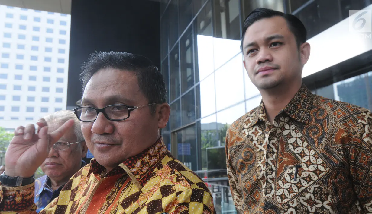 Wali Kota Gorontalo Marthen Taha (kiri) dan Wakil Wali Kota Gorontalo Ryan Kono (kanan) memberikan keterangan kepada awak media usai menyerahkan Laporan Harta Kekayaan Penyelenggara Negara (LHKPN) di Gedung KPK, Jakarta, Senin (01/07/2019). (merdeka.com/Dwi Narwoko)