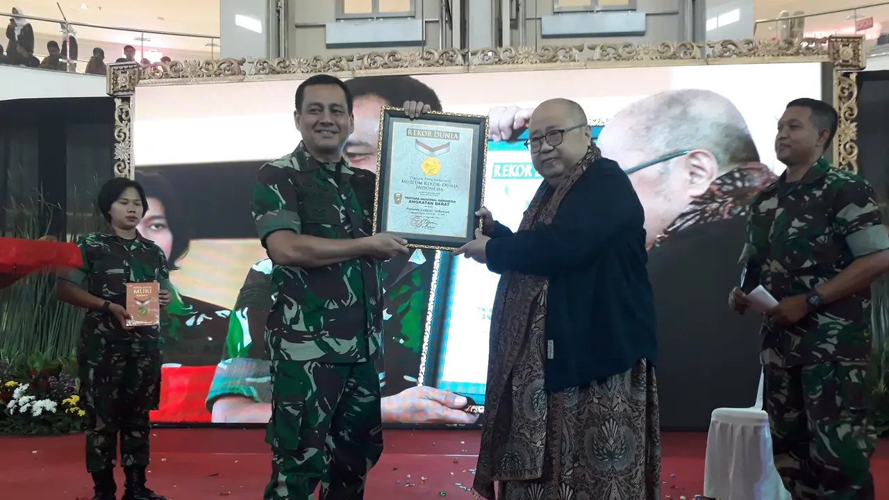 Wakasad TNI, Letnan Jendral Tatang Sulaiman, menerima piagam MURI Dunia dari Jaya Supriatna di Mall Alam Sutera, Kota Tangerang, Kamis (27/9/2018).