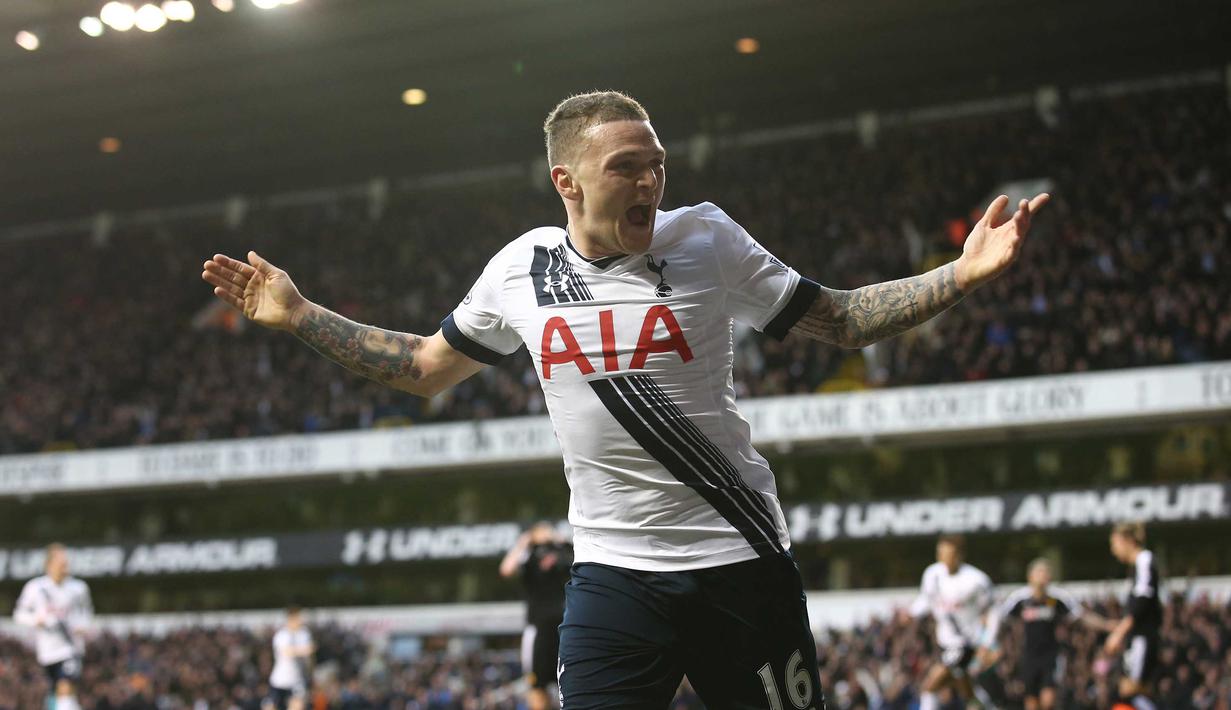 Tottenham Hotspur, Kieran Trippier merayakan golnya ke gawang Watford pada lanjutan Liga Premier Inggris pekan ke-25 di White Hart Lane, London Utara, Sabtu (6/2/2016). (AFP/Justin Talls)