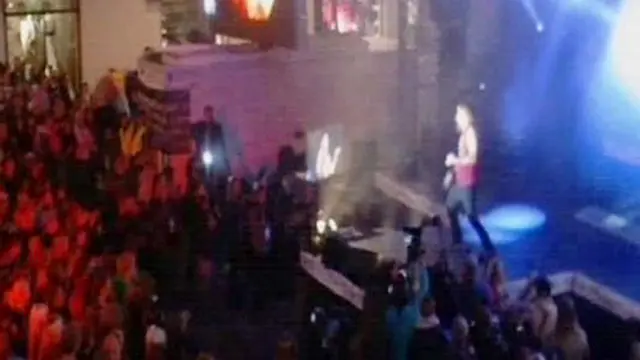 Pura-pura Main Gitar di Kejuaraan Air Guitar Dunia