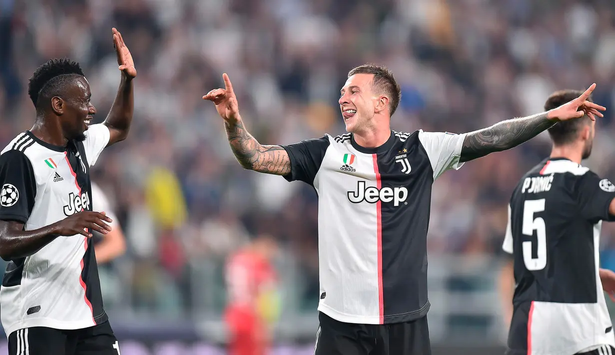 Pemain Juventus Fedeico Bernardeschi (tengah) melakukan selebrasi usai mencetak gol ke gawang Bayer Leverkusen pada matchday kedua Liga Champions di Allianz Stadium, Turin, Italia, Selasa (1/10/2019). Juventus menghajar Bayer Leverkusen 3-0. (Alessandro Di Marco/ANSA via AP)