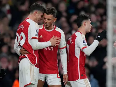 Pemain Arsenal Kai Havertz (kiri) melakukan selebrasi dengan Ben White setelah mencetak gol kedua timnya selama pertandingan sepak bola Liga Premier Inggris melawan Newcastle United di Stadion Emirates, London, Inggris, Sabtu, 24 Februari 2024. (AP Photo/Alastair Grant)