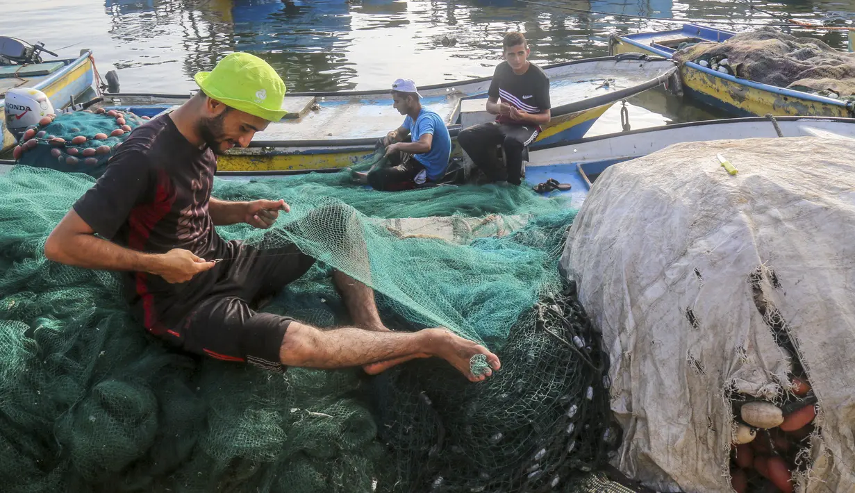Para nelayan bekerja di sebuah pelabuhan Gaza City, 13 Agustus 2020. Otoritas Israel pada 12 Agustus 2020 waktu setempat mengumumkan larangan pengiriman bahan bakar ke Gaza dan mempersempit zona penangkapan ikan nelayan Gaza dari 15 menjadi delapan mil laut. (Xinhua/Rizek Abdeljawad)