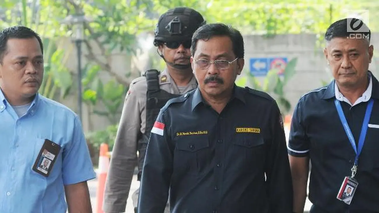 Gubernur Kepulauan Riau Nurdin Basirun digiring petugas setelah aksi tangkap tangan KPK.