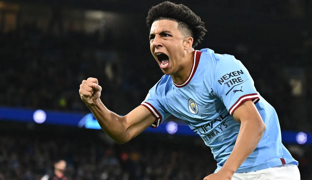 Rico Lewis yang saat ini tengah menjalani musim kedua bersama Manchester City sejak dipromosikan ke tim senior pada awal musim 2022/2023 tercatat menjadi salah satu pemain termuda yang melakukan debut bersama Man City di ajang Liga Champions. Saat berusia 17 tahun, 5 bulan dan 24 hari ia melakoni debut di Liga Champions saat diturunkan menghadapi tim tamu FC Copenhagen pada matchday ke-3 Grup G UCL musim 2022/2023 (5/10/2022). Tampil pada 33 menit terakhir menggantikan Joao Cancelo, ia ikut membawa Man City menang 5-0 atas FC Copenhagen. (AFP/Oli Scarff)