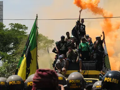 Ribuan supporter klub Persebaya 1927 (bonek) melakukan aksi di sekitar jalan Embong Malang, Surabaya, Jawa Timur, Sabtu (18/4/2015). Para bonek mendukung sikap tegas Menpora dan BOPI terhadap PSSI dan PT Liga Indonesia. (Liputan6.com/Helmi Fithriansyah)