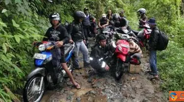 Citizen6, Cianjur: Jalan yang menghubungkan antar desa di Kecamatan Cidaun, Kabupaten Cianjur, Jawa Barat, terisolir lantaran semua akses jalan tersebut rusak dan hanya bisa dilalui kendaraan roda dua. (Pengirim: Solihin Nurodin) 