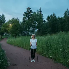 Silent walking memiliki kemiripan dengan mindful walking atau meditasi berjalan yang diketahui dapat membantu meredakan stres dan mengurangi kecemasan. (Foto/dok: Pexels/Anastasia Shuraeva)