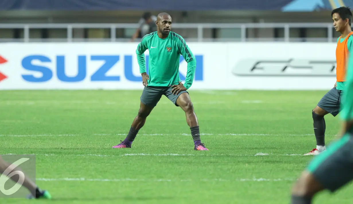 Pemain Timnas Indonesia, Boaz Salossa (tengah) melakukan pemanasan jelang latihan resmi final pertama Piala AFF 2016 di Stadion Pakansari, Bogor, Selasa (13/12). Indonesia akan menjamu Thailand, Rabu (14/12). (Liputan6.com/Helmi Fithriansyah)