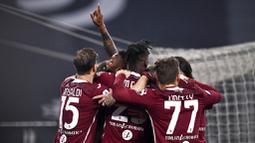 Para pemain Torino merayakan gol yang Nicolas Nkoulou ke gawang Juventus pada laga Liga Italia di Stadion Allianz, Minggu (6/12/2020). Juventus menang dengan skor 2-1. (Fabio Ferrari/LaPresse via AP)