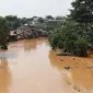 Suasana aliran Sungai Ciliwung yang meluap di kawasan Pejaten Timur, Jakarta, Jumat (26/4). Banjir kiriman melalui Sungai Ciliwung yang berasal dari Bogor tersebut mengakibatkan sejumah wilayah di Ibukota terendam banjir. (Liputan6.com/Immanuel Antonius)