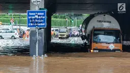 Truk berusaha melintasi banjir di terowongan Dukuh Atas, Jakarta, Senin (11/12). Hujan lebat yang mengguyur ibu kota mengakibatkan genangan hingga satu meter di lokasi tersebut. (Liputan6.com/Faizal Fanani)