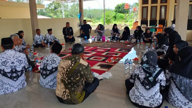 Kapolsek Rambah Samo, Rokan Hulu, duduk bersama para guru menekankan netralitas ASN selama Pilkada.