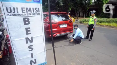 Petugas gabungan melakukan razia uji emisi di kawasan Lebak Bulus, Jakarta,&nbsp;Rabu (1/11/2023). Polda Metro Jaya dan Pemerintah Provinsi DKI Jakarta kembali menerapkan sanksi tilang uji emisi di wilayah DKI Jakarta bagi kendaraan bermotor yang tak lulus uji emisi. (merdeka.com/Arie Basuki)