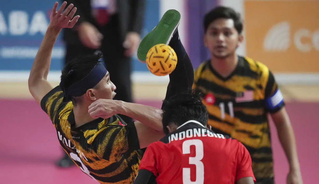 <p>Pada set pertama, pertandingan berlangsung seru dengan kejar-mengejar poin. Namun Malaysia berhasil meningkatkan tekanan dan menutup set pertama dengan kemenangan 21-16. (AP Photo/Tatan Syuflana)</p>