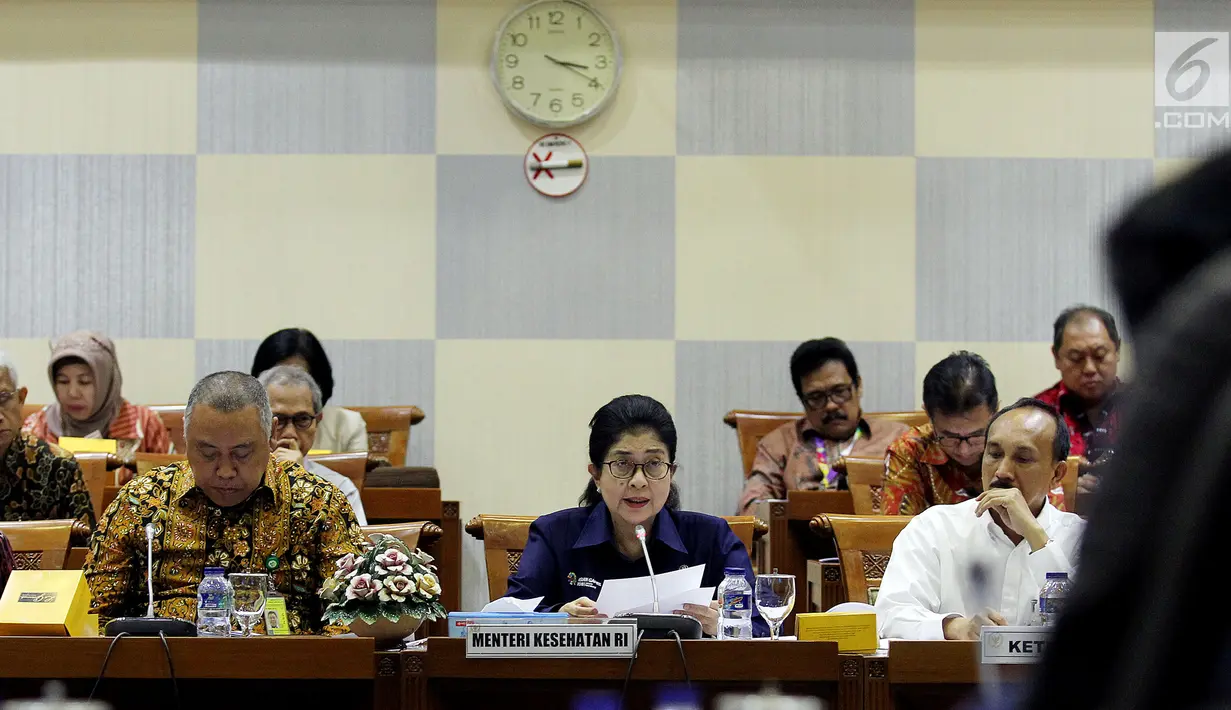 Menteri Kesehatan Nila Moeloek saat Rapat Dengar Pendapat (RPD) dengan Komisi IX DPR, di Kompleks Parlemen Senayan, Jakarta, Senin (27/8). (Liputan6.com/JohanTallo)