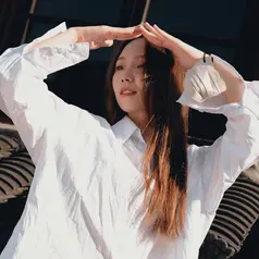 Ilustrasi perempuan memakai kemeja stylish kekinian. ©limoo/Pexels.com.