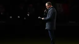 Gianluca Pessotto, eks pemain Juventus yang kini menjabat Manajer Akademi Juventus membacakan penghormatan kepada mendiang Gianluca Vialli sebelum dimulainya laga pekan ke-17 Serie A Liga Italia 2022/2023 antara Juventus menghadapi udinese. Gianluca Vialli wafat pada 6 Januari 2023 akibat kanker pankreas yang kembali diidapnya pada Desember 2021 seteah sebelumnya dinyatakan sembuh pada November 2018. (AFP/Isabella Bonotto)