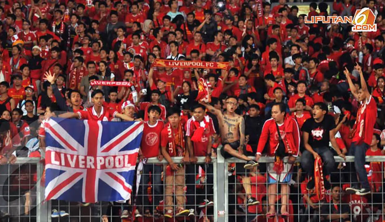 Puluhan ribu penggemar Liverpool merayakan kemenangan tim kesayangannya atas Indonesia XI dengan skor 0-2 di Stadion GBK (Liputan6.com/Helmi Fithriansyah)